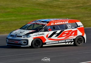 NAHUEL CASARES REGRESA A LA CLASE TRES CON UN VW UP