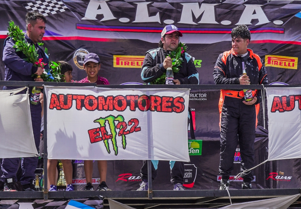 VOLVIÓ UNA TARDE, SE LO EXTRAÑABA.